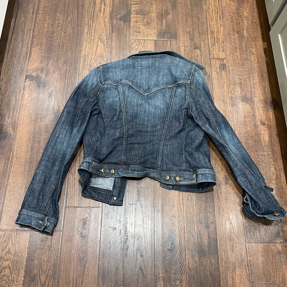 Level 99 Classic Blue Denim Jacket with Gold Buttons

NWOT- NEVER WORN 🩷 - Picture 2 of 3